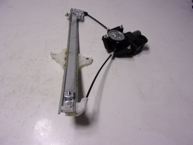 Recambio de elevalunas delantero izquierdo para toyota yaris 1.5 vvti hev referencia OEM IAM  85720K0020 