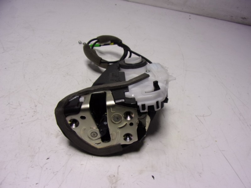 Recambio de cerradura puerta trasera izquierda para toyota yaris 1.5 vvti hev referencia OEM IAM  M7314460M6 