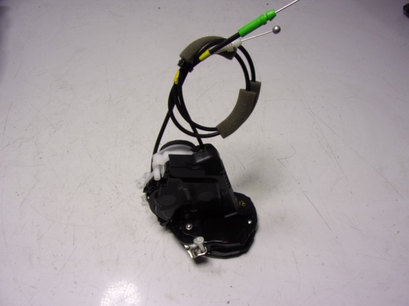 Recambio de cerradura puerta trasera izquierda para toyota yaris 1.5 vvti hev referencia OEM IAM  M7314460M6 