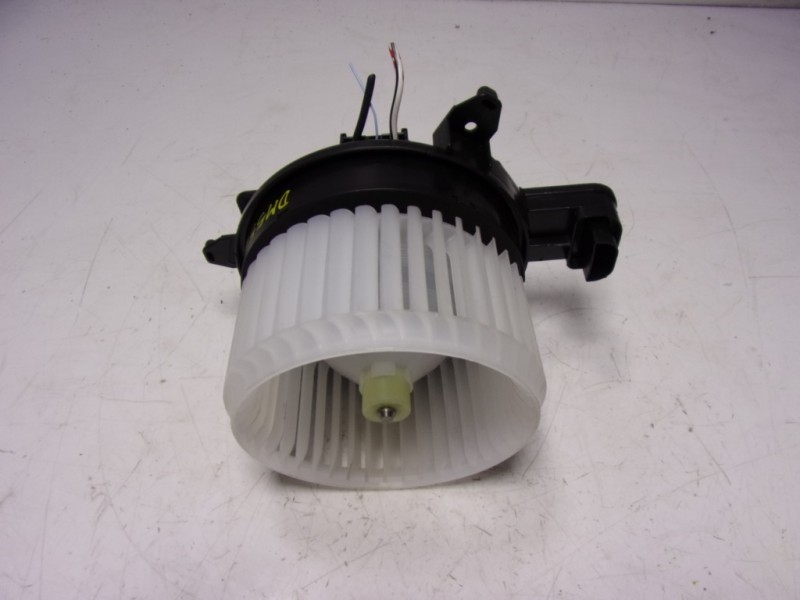 Recambio de motor calefaccion para toyota yaris 1.5 vvti hev referencia OEM IAM  CZ1163608260 