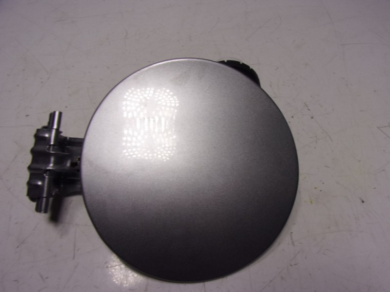 Recambio de tapa combustible para toyota yaris 1.5 vvti hev referencia OEM IAM   