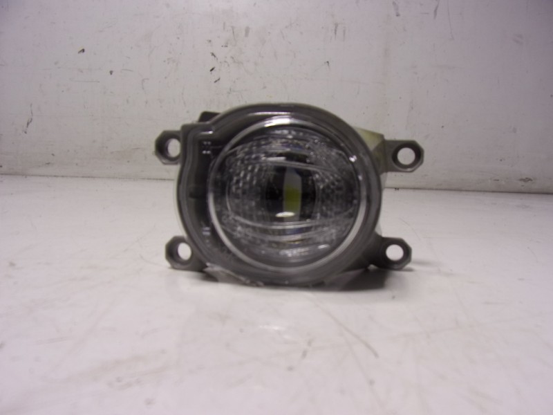 Recambio de faro antiniebla derecho para toyota yaris 1.5 vvti hev referencia OEM IAM   