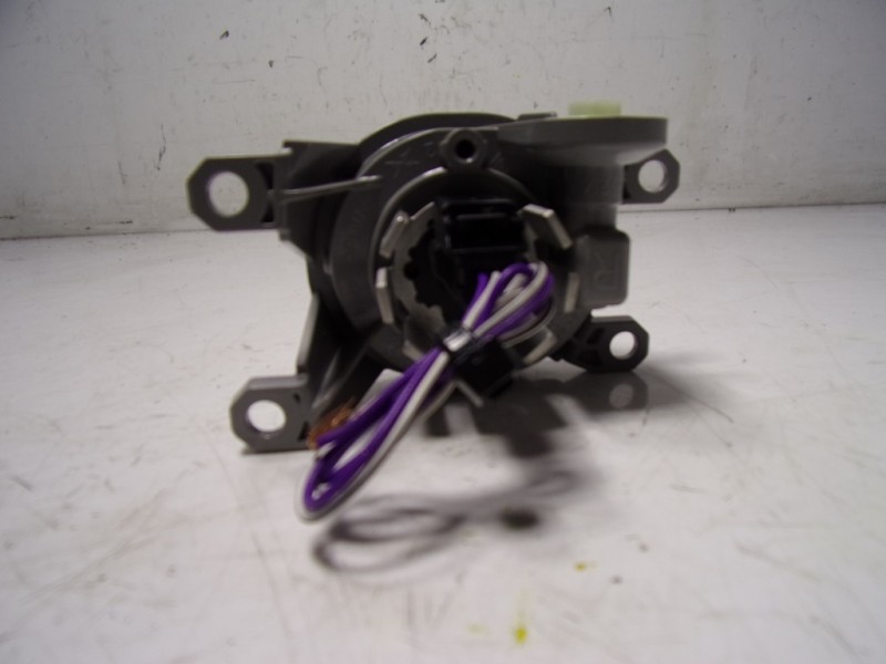 Recambio de faro antiniebla derecho para toyota yaris 1.5 vvti hev referencia OEM IAM   