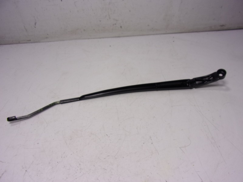 Recambio de brazo limpia delantero derecho para toyota yaris 1.5 vvti hev referencia OEM IAM   