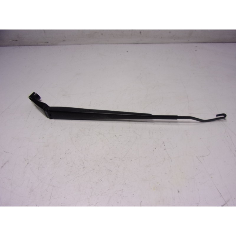 Recambio de brazo limpia delantero izquierdo para toyota yaris 1.5 vvti hev referencia OEM IAM   