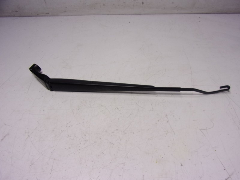 Recambio de brazo limpia delantero izquierdo para toyota yaris 1.5 vvti hev referencia OEM IAM   