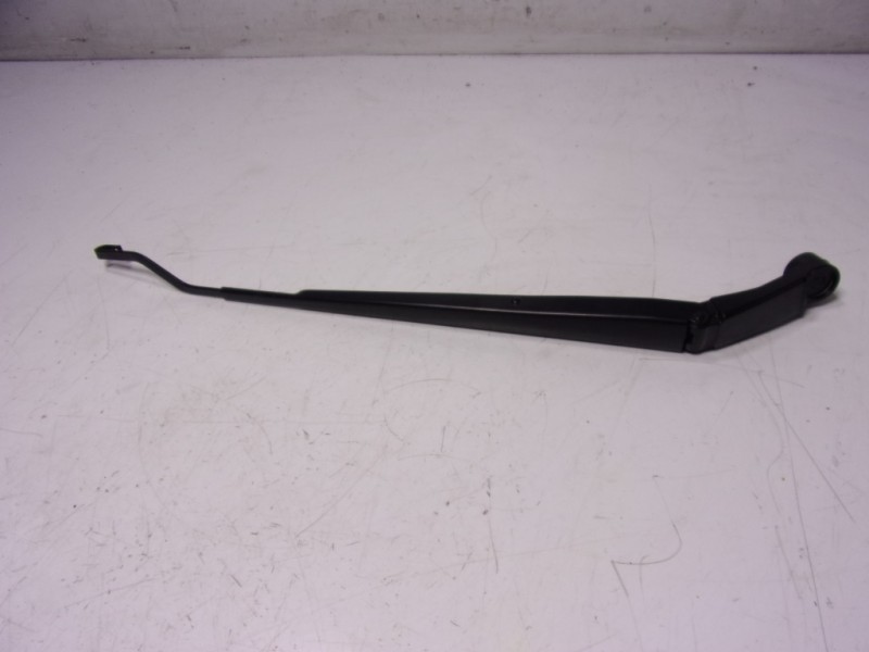 Recambio de brazo limpia delantero izquierdo para toyota yaris 1.5 vvti hev referencia OEM IAM   