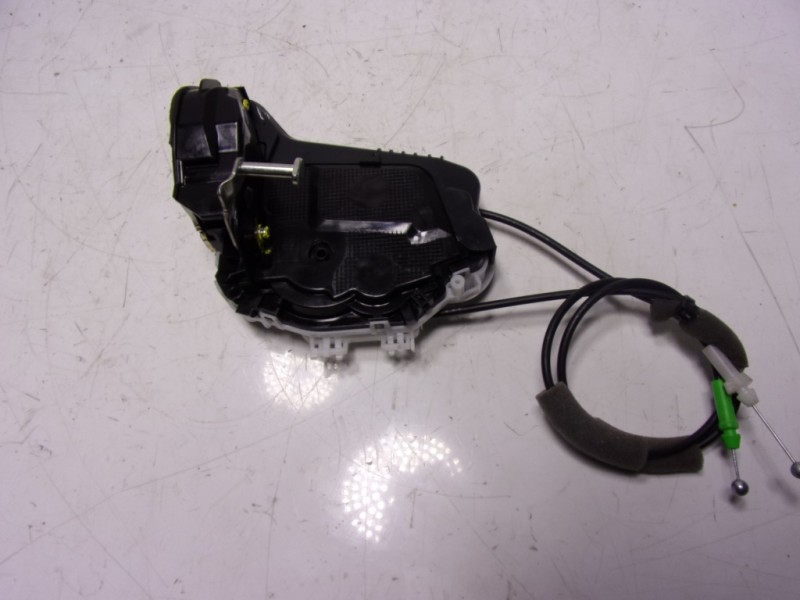 Recambio de cerradura puerta trasera derecha para toyota yaris 1.5 vvti hev referencia OEM IAM 69050K0030 M7314450M6 