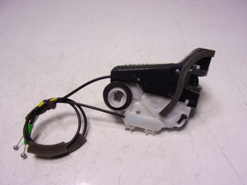 Recambio de cerradura puerta trasera derecha para toyota yaris 1.5 vvti hev referencia OEM IAM 69050K0030 M7314450M6 