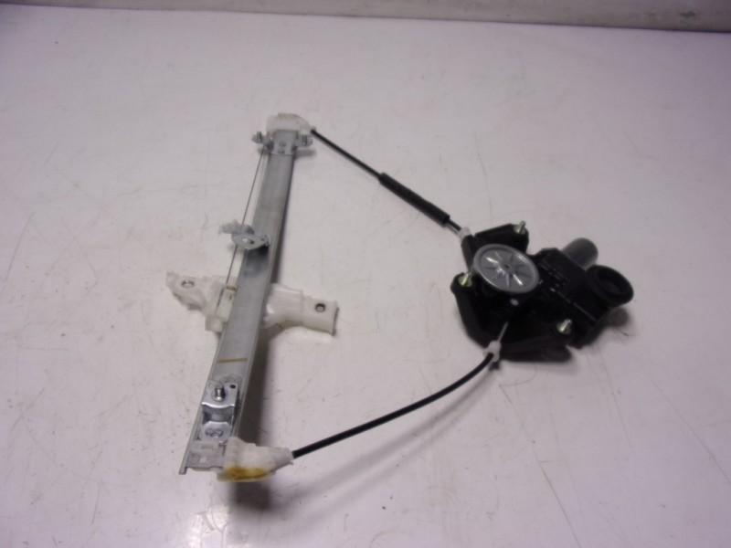 Recambio de elevalunas trasero izquierdo para toyota yaris 1.5 vvti hev referencia OEM IAM 69840K0010 0620200691 