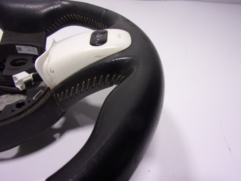 Recambio de volante para renault twingo iii 1.0 sce referencia OEM IAM  34151194F 