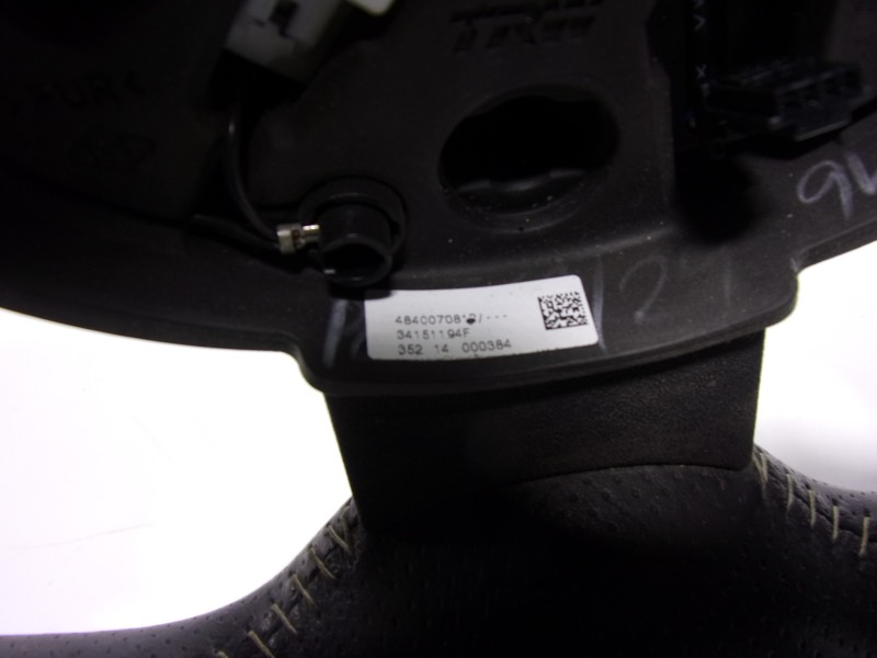 Recambio de volante para renault twingo iii 1.0 sce referencia OEM IAM  34151194F 