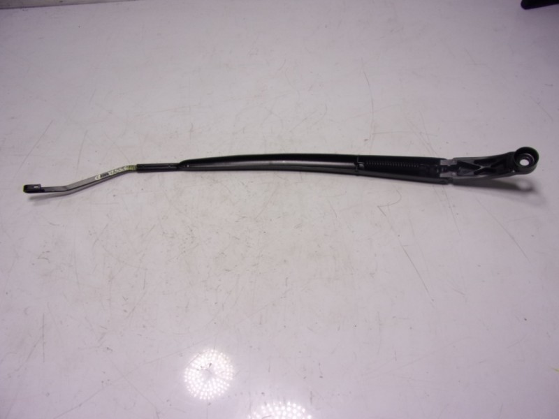 Recambio de brazo limpia delantero derecho para toyota yaris 1.5 vvti hev referencia OEM IAM 85211K0020  