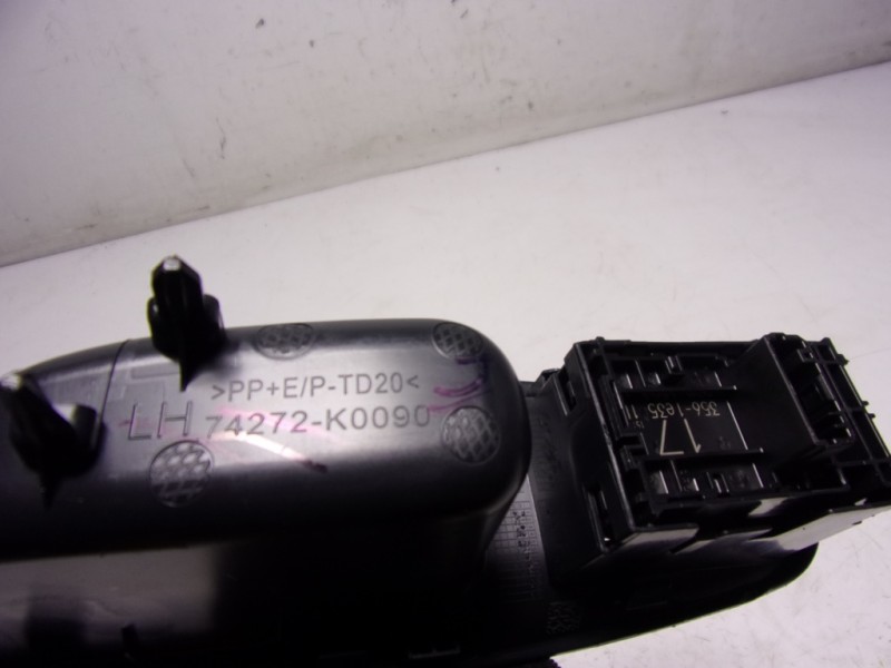 Recambio de mando elevalunas trasero izquierdo para toyota yaris 1.5 vvti hev referencia OEM IAM  74272K0090 