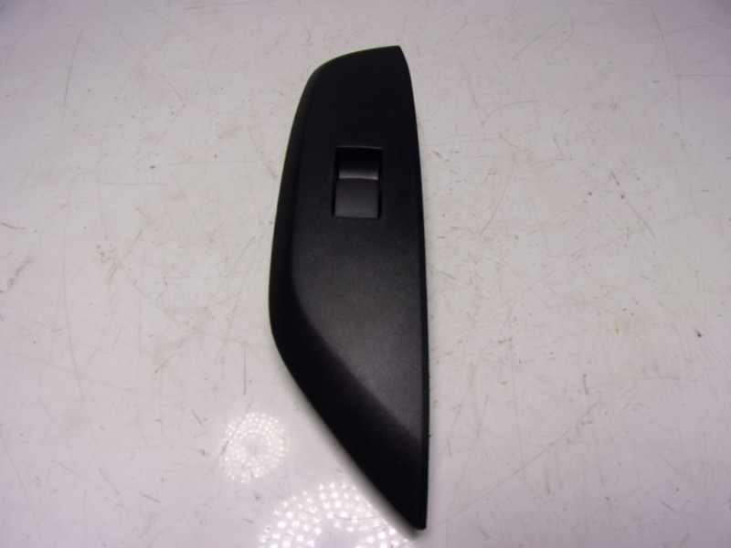 Recambio de mando elevalunas delantero derecho para toyota yaris 1.5 vvti hev referencia OEM IAM  74231K0080 