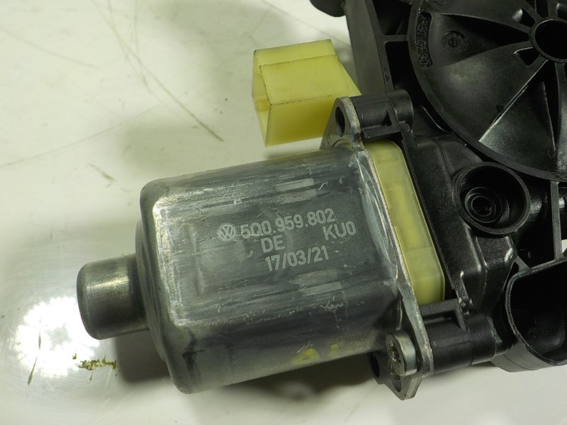 Recambio de motor elevalunas trasero derecho para audi a3 sportback (8ya) 2.0 16v tdi referencia OEM IAM  5Q0959802 