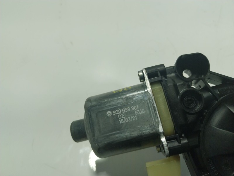 Recambio de motor elevalunas trasero izquierdo para audi a3 sportback (8ya) 2.0 16v tdi referencia OEM IAM   