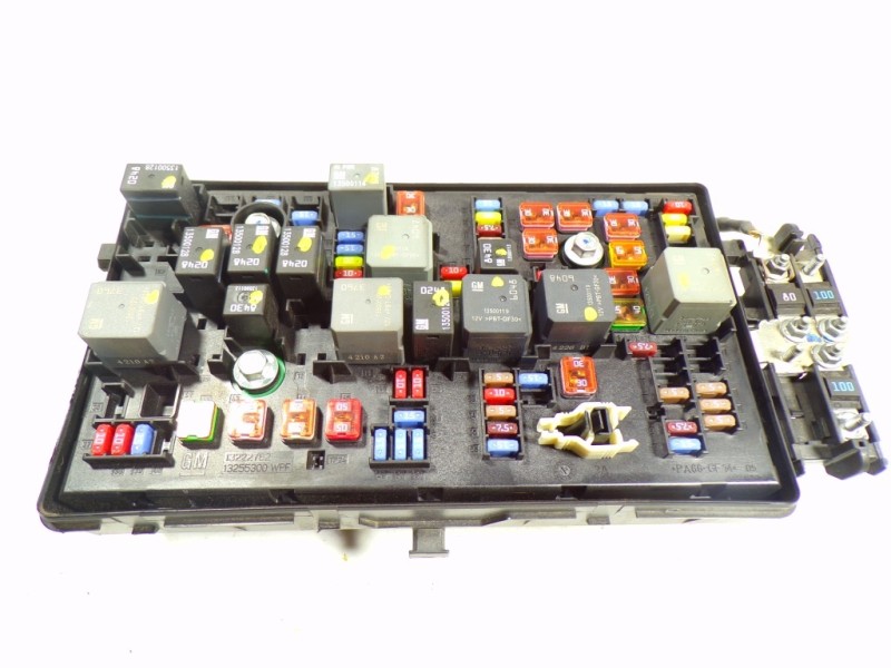 Recambio de caja reles / fusibles para opel insignia sports tourer 2.0 16v cdti referencia OEM IAM 22933569 22933569 