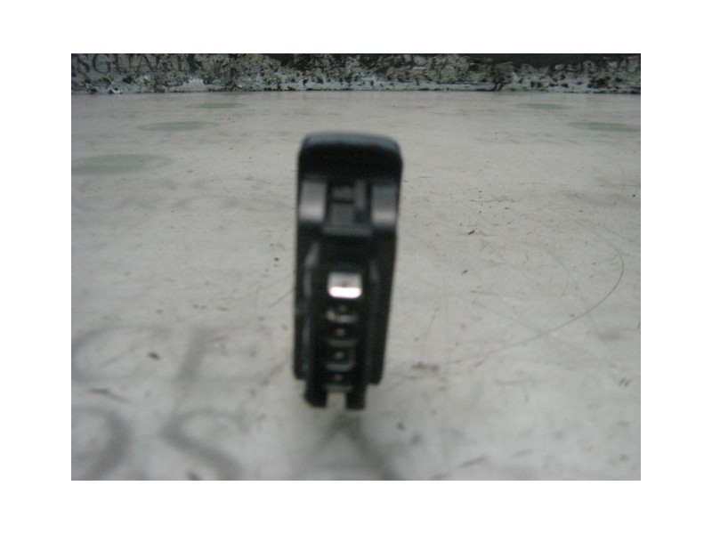 Recambio de mando elevalunas trasero izquierdo para renault twingo (co6) 1.3 (c063/64) referencia OEM IAM   