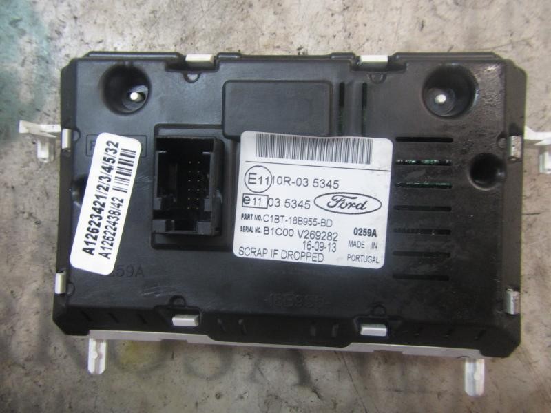 Recambio de pantalla multifuncion para ford fiesta (ccn) trend referencia OEM IAM 2017880 18B955BD 