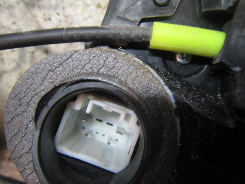 Recambio de cerradura puerta trasera derecha para toyota avensis (t27) 2.0 d-4d cat referencia OEM IAM   