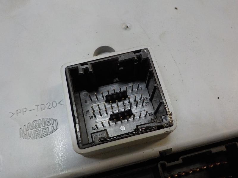 Recambio de caja reles / fusibles para fiat linea (110) 1.4 cat referencia OEM IAM 51889217 51825658 