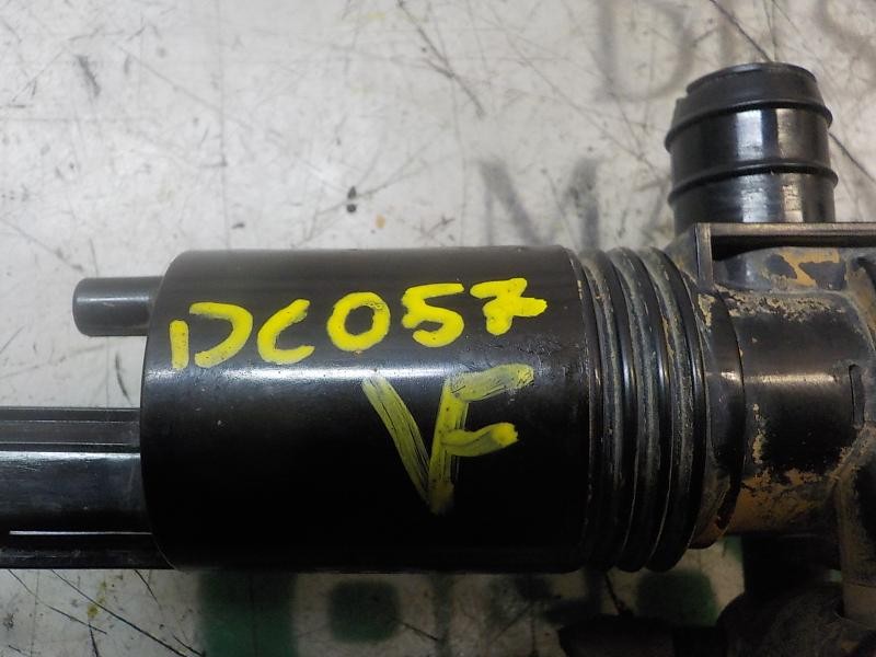 Recambio de bomba limpia para ford fiesta (ccn) trend referencia OEM IAM 2022321 8A6117K624AB 