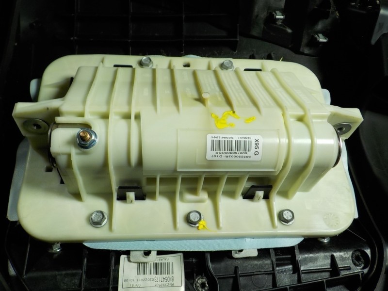 Recambio de salpicadero para renault megane iii coupe 1.5 dci diesel fap referencia OEM IAM 681007196R 985250003R 