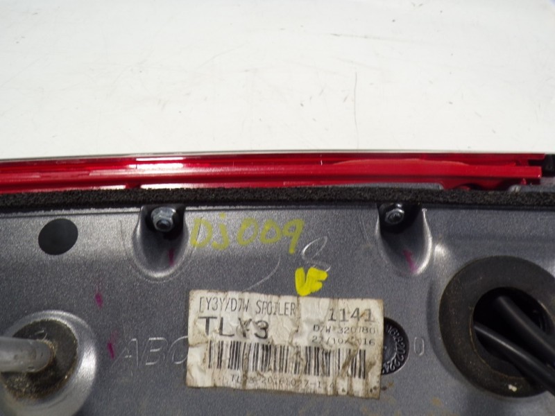 Recambio de aleron trasero para hyundai tucson essence bluedrive 2wd referencia OEM IAM 87211D7000  