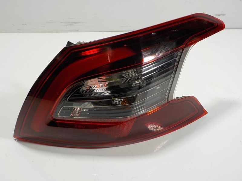 Recambio de piloto trasero derecho para peugeot 308 1.6 blue-hdi fap referencia OEM IAM  9823728580 81250202