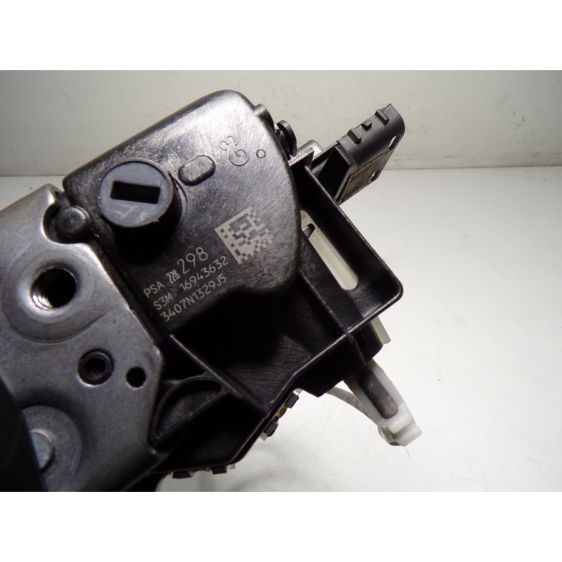 Recambio de cerradura puerta trasera izquierda para peugeot 5008 1.2 12v e-thp referencia OEM IAM 9822829880 16943632 