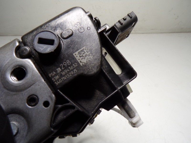 Recambio de cerradura puerta trasera izquierda para peugeot 5008 1.2 12v e-thp referencia OEM IAM 9822829880 16943632 