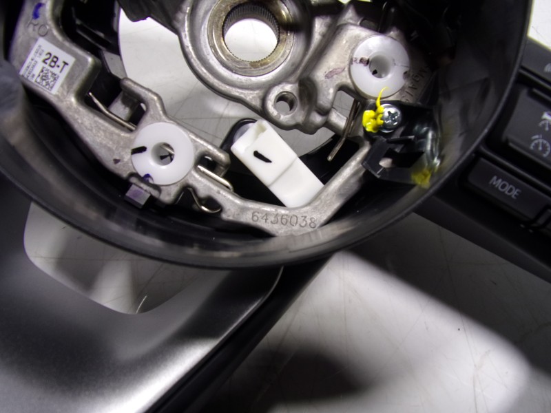 Recambio de volante para toyota yaris 1.5 vvti hev referencia OEM IAM  6436038 