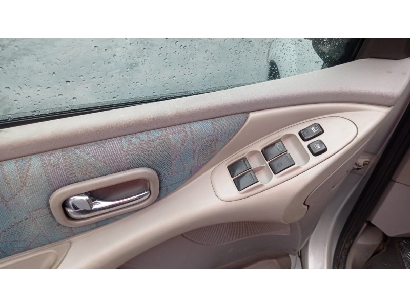 nissan almera tino (v10m) del año 2002