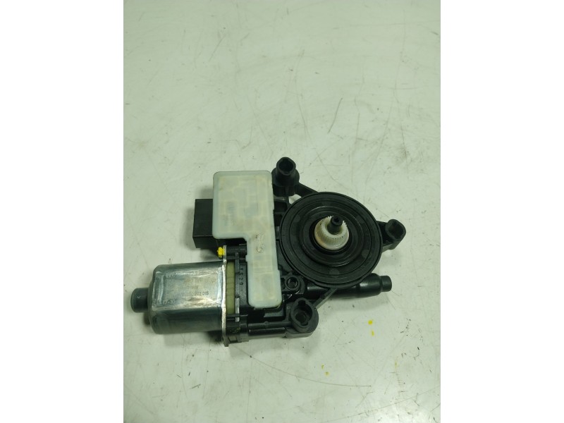 Recambio de motor elevalunas trasero izquierdo para skoda superb (3v3) 2.0 tdi referencia OEM IAM  5Q0959811E 
