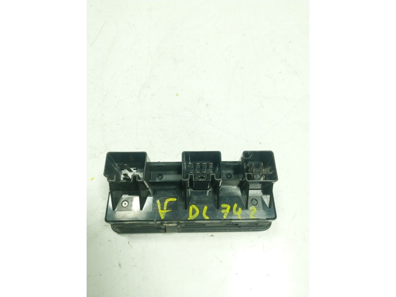 Recambio de mando elevalunas delantero izquierdo para land rover range rover sport 2.7 td v6 cat referencia OEM IAM  YUD501020PV