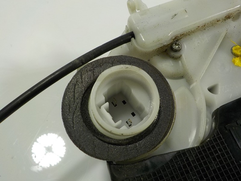 Recambio de cerradura puerta trasera izquierda para toyota yaris 1.0 cat referencia OEM IAM 690600D310 U2014120F2 