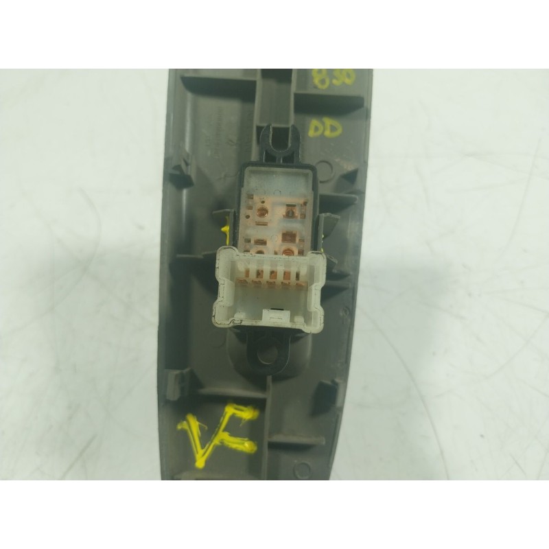 Recambio de mando elevalunas delantero derecho para nissan nt400 cabstar (f24m) 35.15, 45.15 referencia OEM IAM  630120371C 