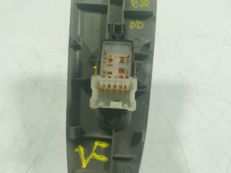 Recambio de mando elevalunas delantero derecho para nissan nt400 cabstar (f24m) 35.15, 45.15 referencia OEM IAM  630120371C 