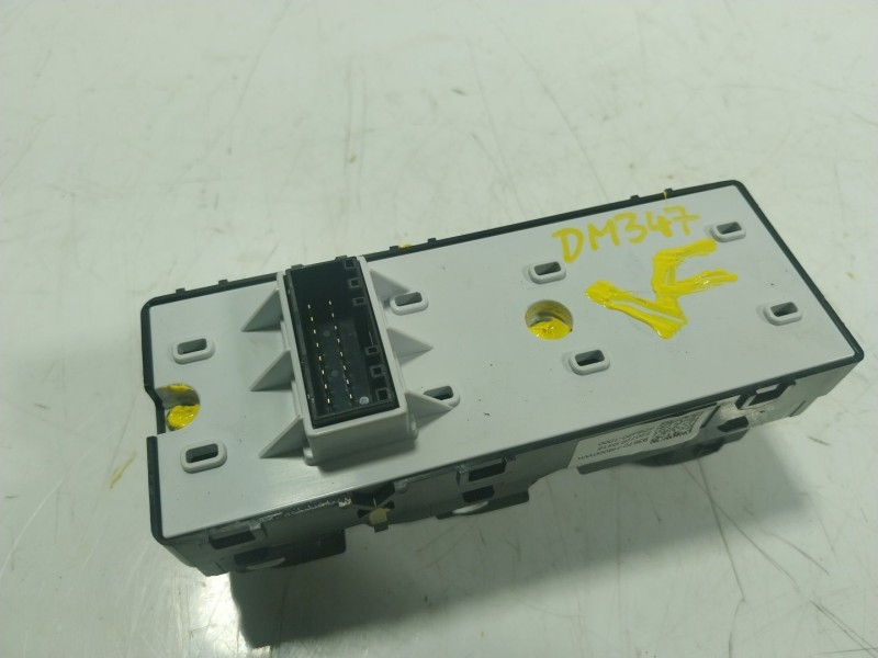 Recambio de mando elevalunas delantero izquierdo para kia stonic (ybcuv) 1.2 cat referencia OEM IAM  93570H8000 