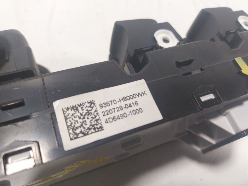 Recambio de mando elevalunas delantero izquierdo para kia stonic (ybcuv) 1.2 cat referencia OEM IAM  93570H8000 