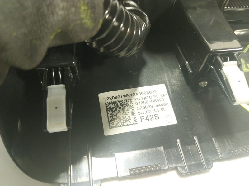 Recambio de mando climatizador para kia stonic (ybcuv) 1.2 cat referencia OEM IAM  97250H8420 