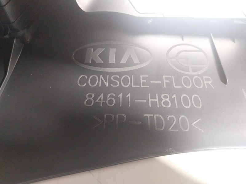 Recambio de apoyabrazos central para kia stonic (ybcuv) 1.2 cat referencia OEM IAM  84611H8100 