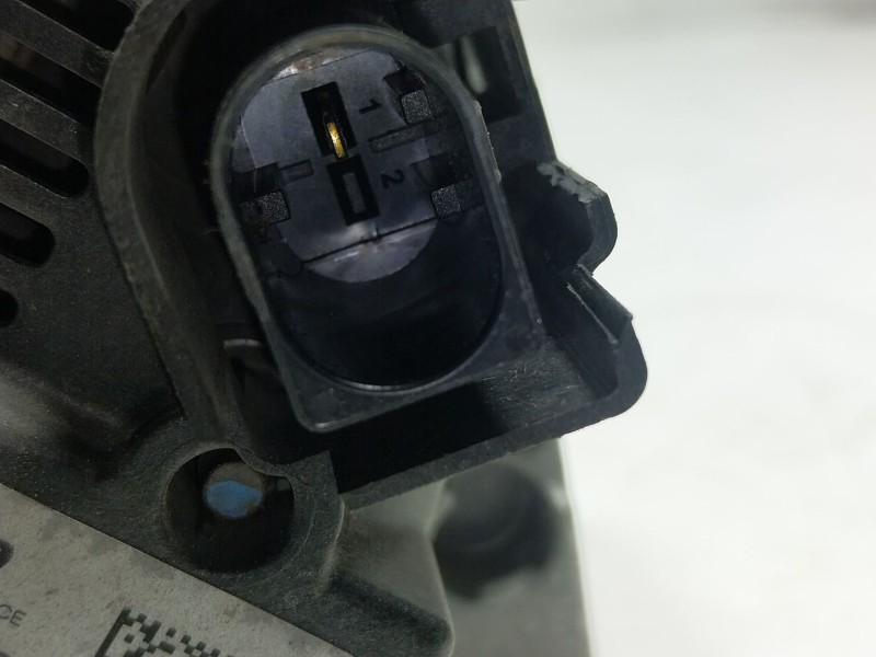 Recambio de alternador para volkswagen golf vii lim. 1.6 tdi dpf referencia OEM IAM  03L903032 