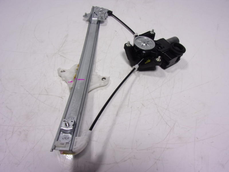 Recambio de elevalunas delantero izquierdo para toyota yaris 1.5 vvti hev referencia OEM IAM  0620206071 