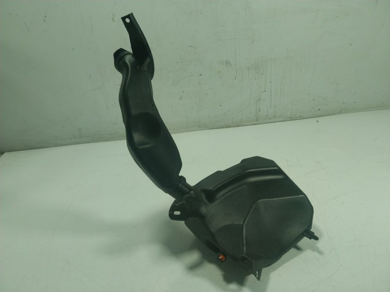 Recambio de deposito limpia para tesla y referencia OEM IAM  160794800B 