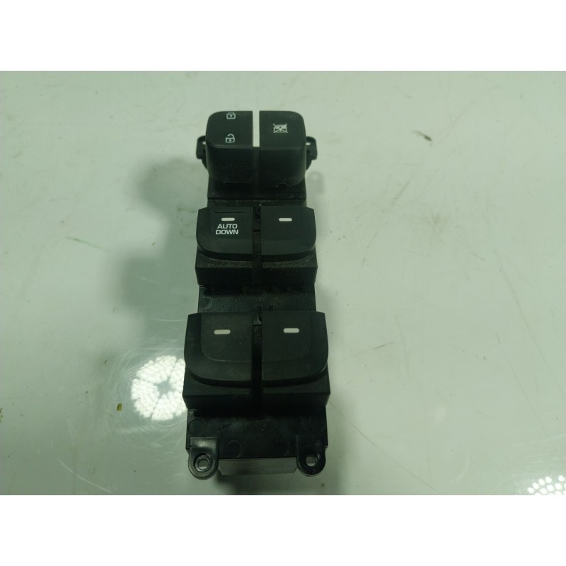 Recambio de mando elevalunas delantero izquierdo para hyundai i10 1.2 cat referencia OEM IAM  93570B4010 