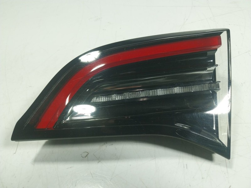 Recambio de piloto trasero derecho interior para tesla y referencia OEM IAM  150208900B 