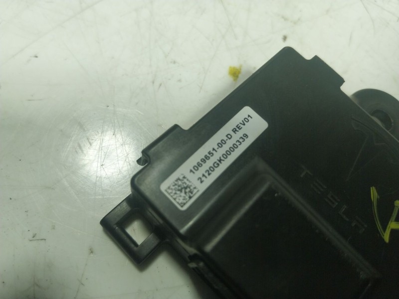Recambio de modulo electronico para tesla model s p referencia OEM IAM  106965100D 