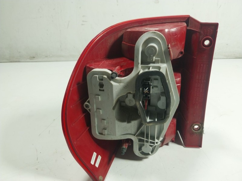 Recambio de piloto trasero derecho para skoda yeti 1.2 tsi referencia OEM IAM  5L0945267 